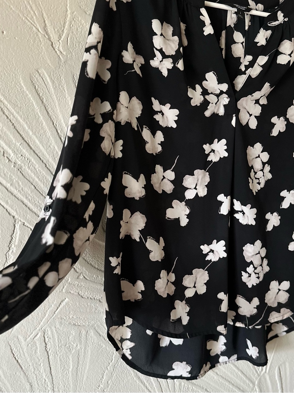 Simply Vera Vera Wang Black and White Floral Wrap Top - Picture 4 of 7